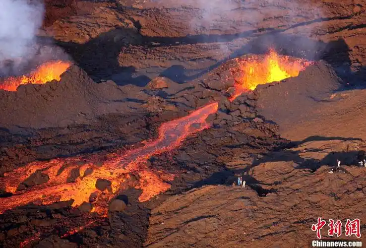 法国弗尔乃斯火山喷发熔岩流高清组图