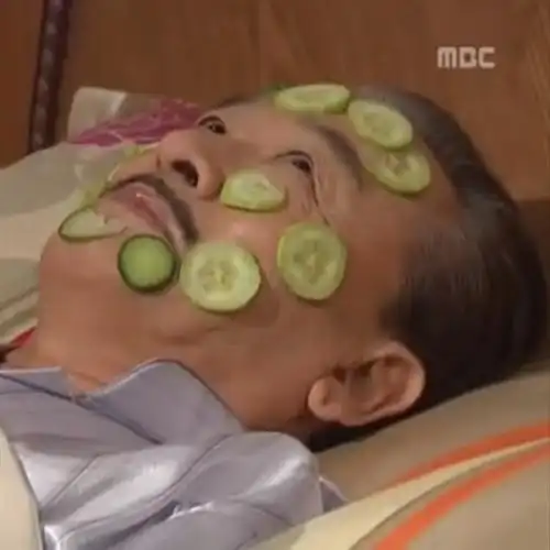 敷黄瓜面膜 - 《搞笑一家人》李顺才表情包_搞笑一家人_李顺才_影视