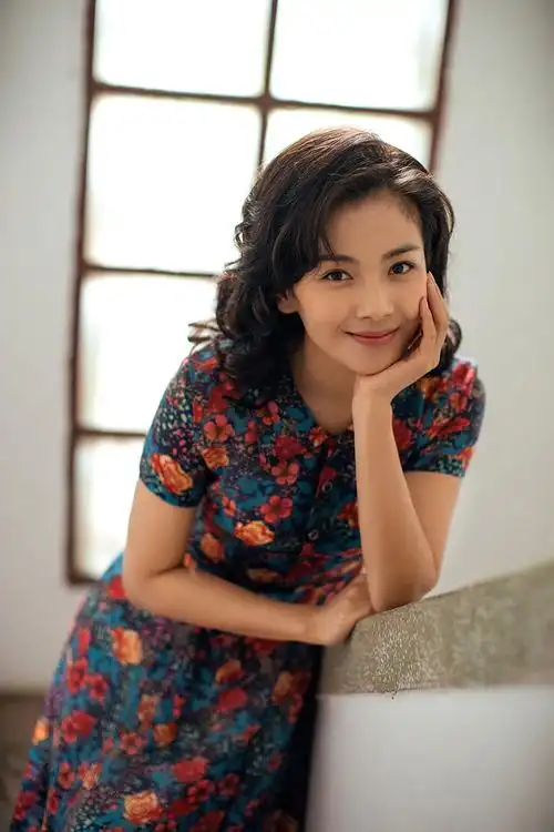 刘涛面向大海造型曝光新闻主播款发型复古端庄