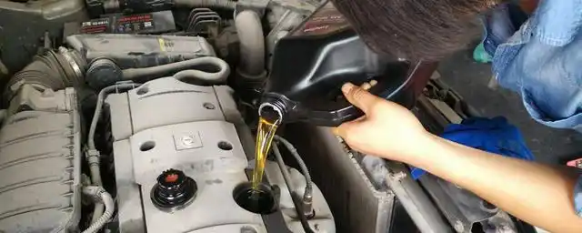 机油加多了超过刻度线一点要紧吗?长期不更换机油,对车有影响吗