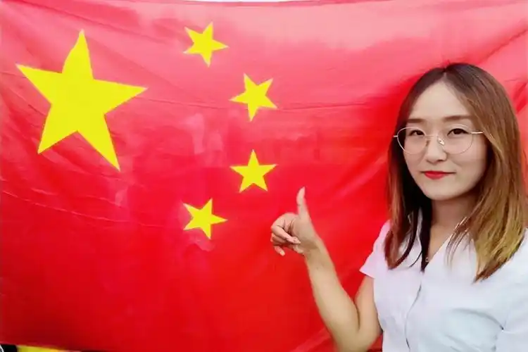 为壮美祖国喝彩——简阳市青龙镇中心小学以"与国旗合影"形式向祖国