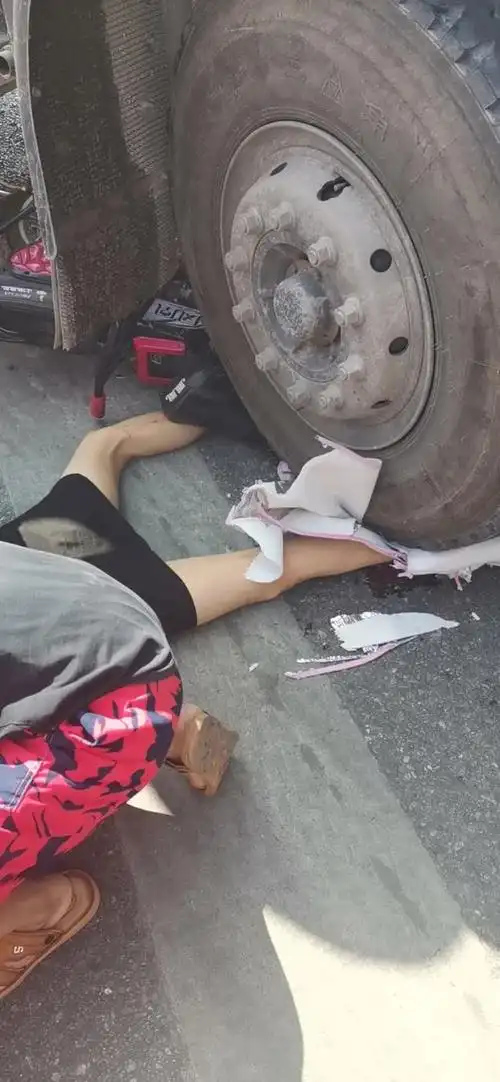 惨烈启东一女子遭水泥搅拌车碾压