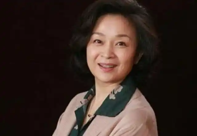 骨非常的多,但像刘莉莉不仅事业有成,而且家庭还非常幸福的老演员来说