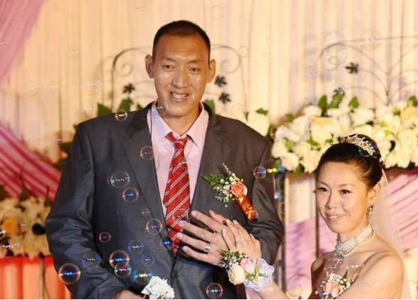 他是中国第一巨人孙明明,比姚明还要高出10厘米,妻子一米87