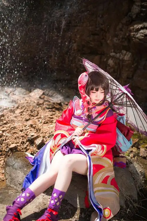 这个萝莉肉腿也太幼了吧,《阴阳师》神乐cos