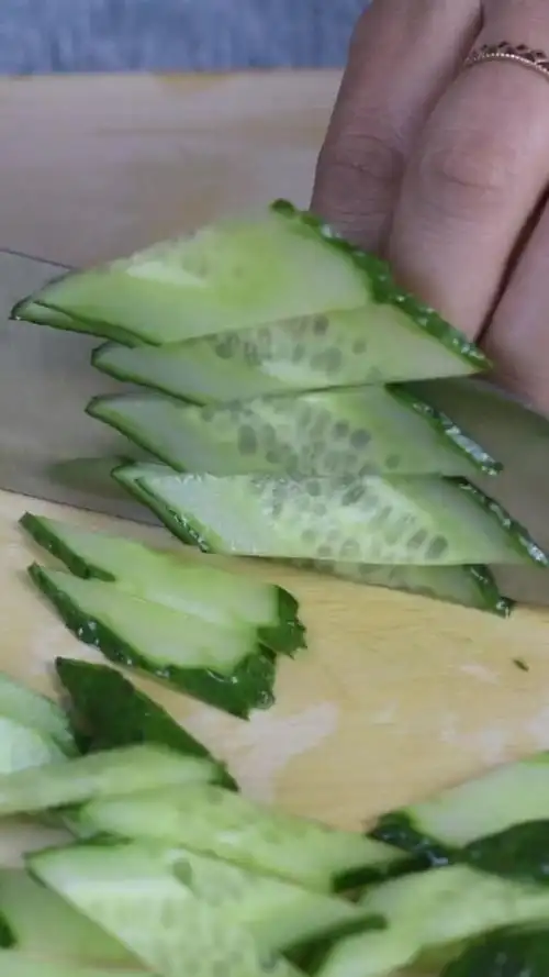 原来黄瓜的菱形片是这么切出来的