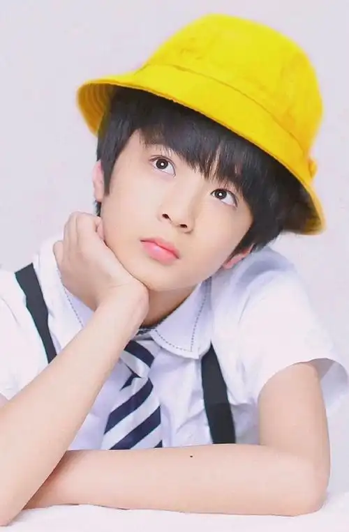 刘耀文童年照反差感##刘耀文拿奖状童年照