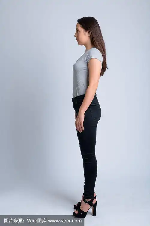 年轻美丽的多民族女子站立的全身拍摄侧面视图