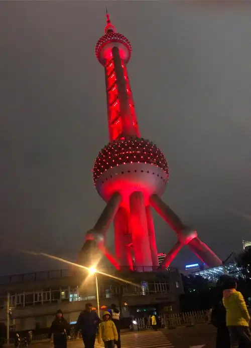 夜晚的东方明珠塔