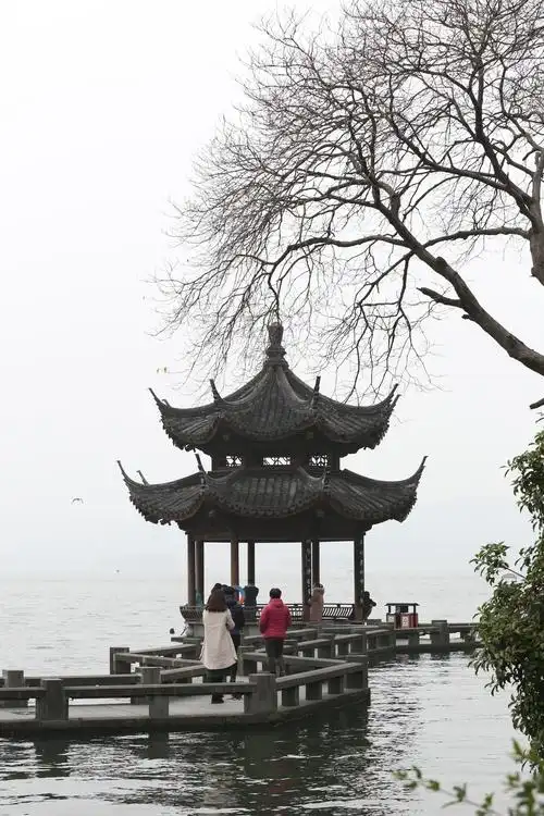 西湖长桥公园的亭子