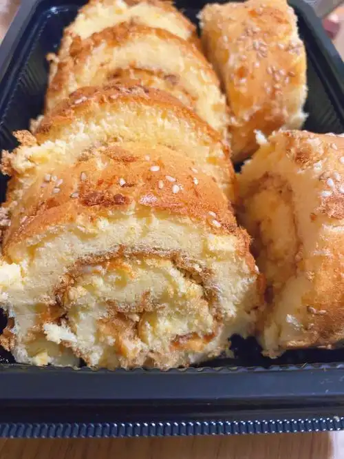 天热不想出门,在家自己做个肉松蛋糕吧面粉70克,鸡蛋4个,牛奶70克,糖