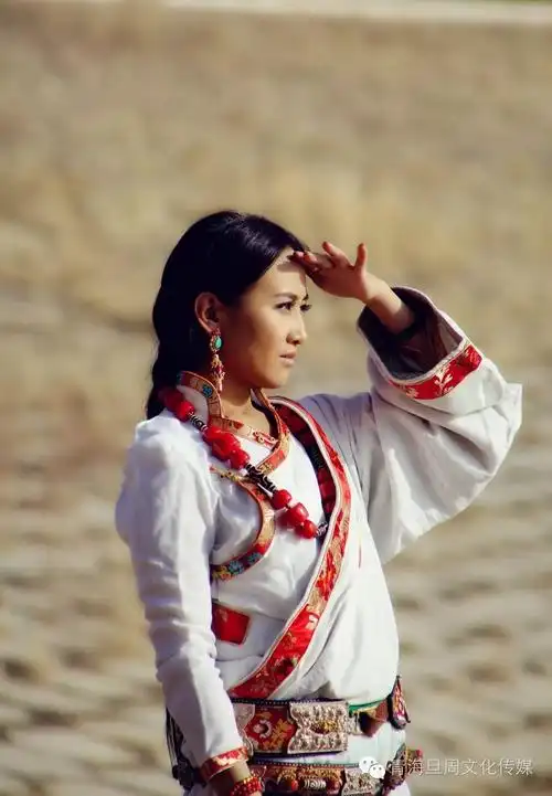 【每日一歌】央金兰泽《火石寨的丁香花》,深情与无奈,唱给幽静山谷里