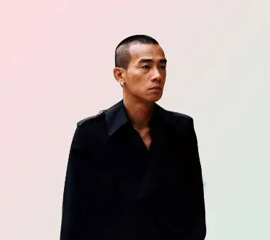 求把这张图的陈小春单独隔出来 我拿来做图像. 把背景换下最好了.