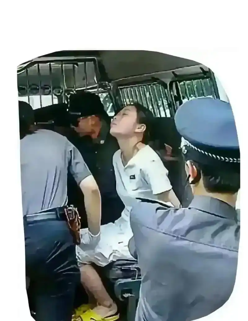 2004年,福州看守所,方晓红被执行"注射死刑"前,斜靠在车玻璃上,仰着头