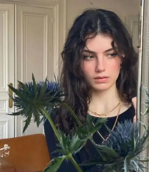 法国女人浑然天成的魅力,一半都靠ta