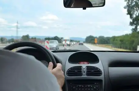 在高速公路上开车的人照片