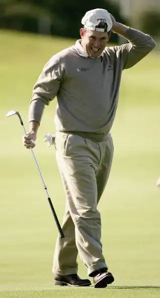 图文明星亮相球场锦标赛维斯特伍德脱帽致礼