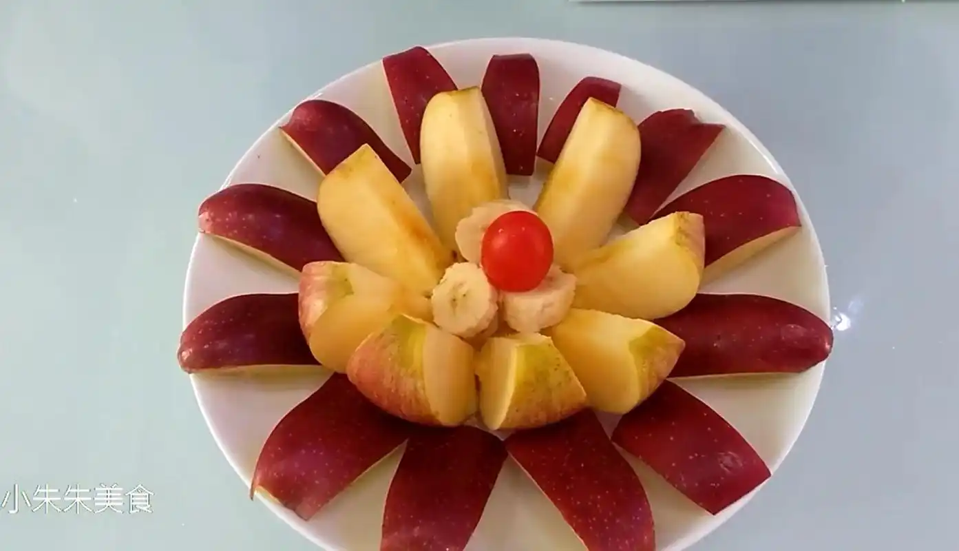 两根香蕉,一个苹果,五星级大厨秘制最简单的花式水果拼盘美食
