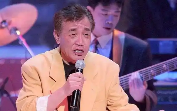 80岁歌王张帝因病住院,47岁娇妻却崩溃痛哭,家属为此做出了回应