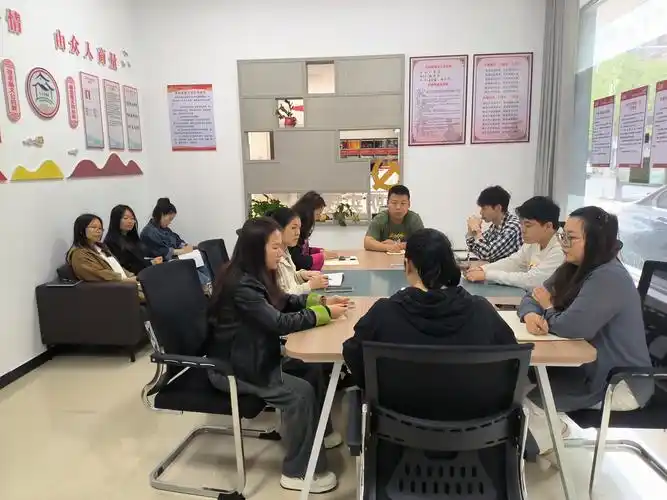 信江社区开会传达会议精神及布置反诈等相关工作