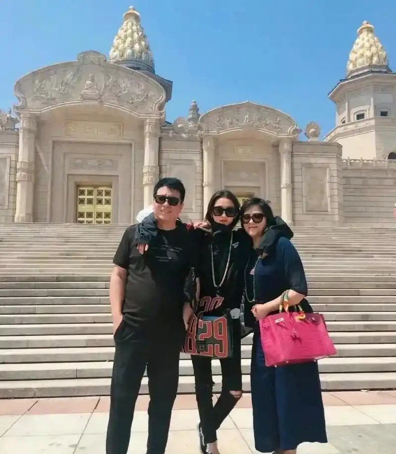 演员关晓彤一家三口的"全家福",感觉父母运气好,生了个好女儿,能挣钱