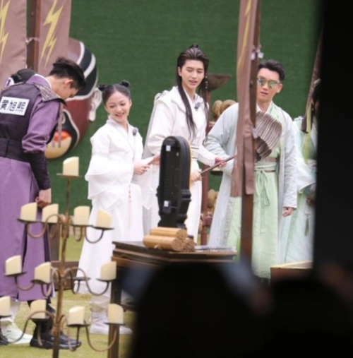 跑男无锡路透照曝光:baby扮貂蝉,蔡徐坤演周瑜,郑恺演诸葛亮