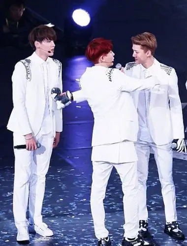 exo kris 吴亦凡吴世勋 sehun; 吴爸 小狗给你 不走了行吗( _ )
