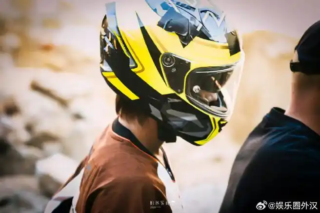 宋亚轩穿拖鞋坐摩托##宋亚轩坐摩托下班#宋亚轩坐摩托车下班路