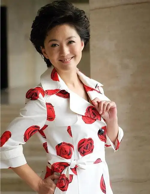 知名主持人海霞:央视工作30年,51岁新添副主任身份,全网祝福