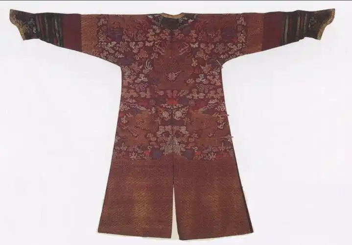 纱箭衣:是清代纱制吉服袍.底色有石青,蓝,红,紫红等.