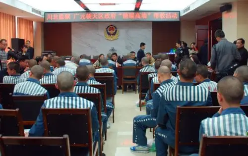 情暖高墙·亲情帮教进监区