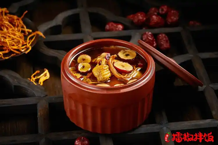 将美食做成了无与伦比的药膳,馋辣侠:大补之物"虫草花土鸡汤"_小时候