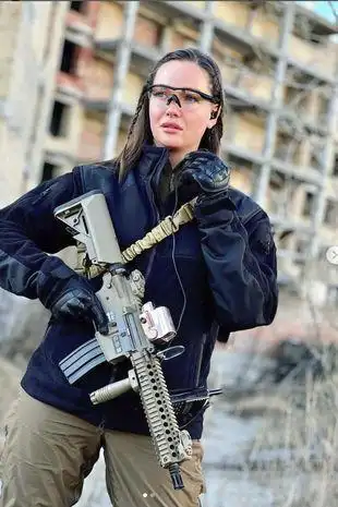 乌克兰前世界小姐因俄乌战争从模特改为持枪女战士