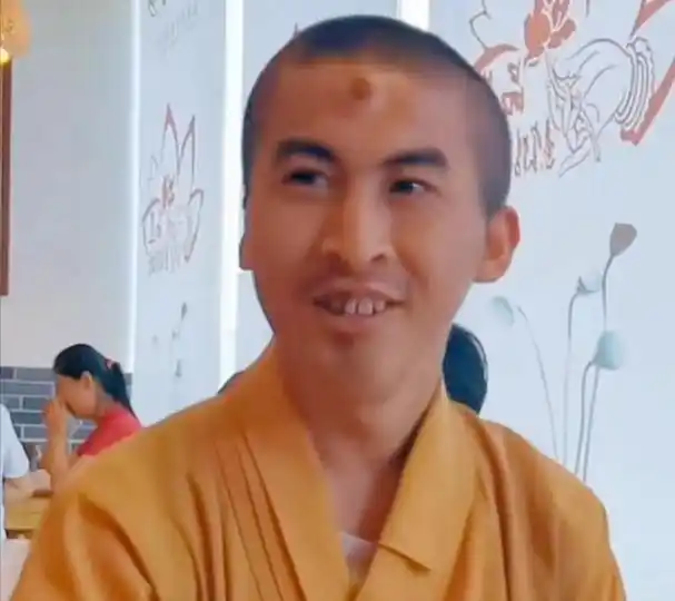 没错,弘毅是个正儿八经的90后,可能会有人说了,他那么年轻为什么非要