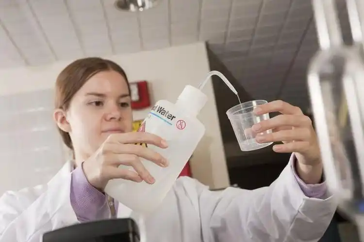 科学家将蒸馏水加入实验室的样品容器中