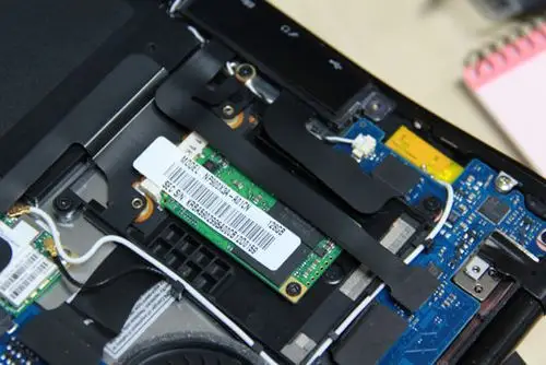 硬盘安装位,给一个小固态硬盘这么大的空间其实有点浪费