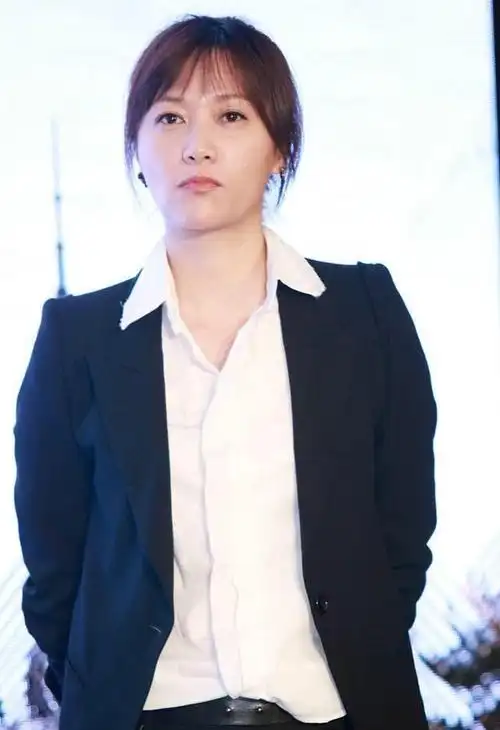 徐静蕾长相不算惊艳但很耐看,白衬衫配黑西装,时尚与高级并存_网易
