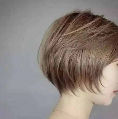 内轮廓打薄剪短,完全就是短发的样式,顶部留长打薄,形成更加飘逸的