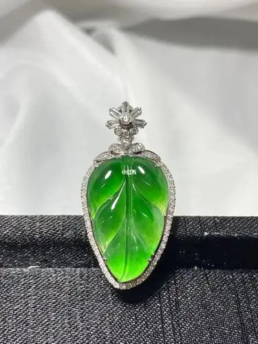 翡翠高冰正阳绿叶子吊坠