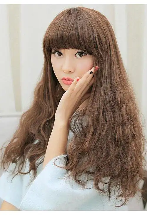 女生长玉米卷发提升高人气发型 巧妙打造出甜美风烫头发