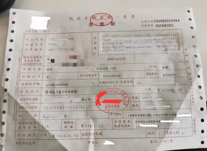 60万买辆进口宝马540,提车现场车主掀开前盖拍照,晒出全款发票