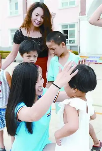 爱心人士关爱智障儿童. 图片来源:天中晚报