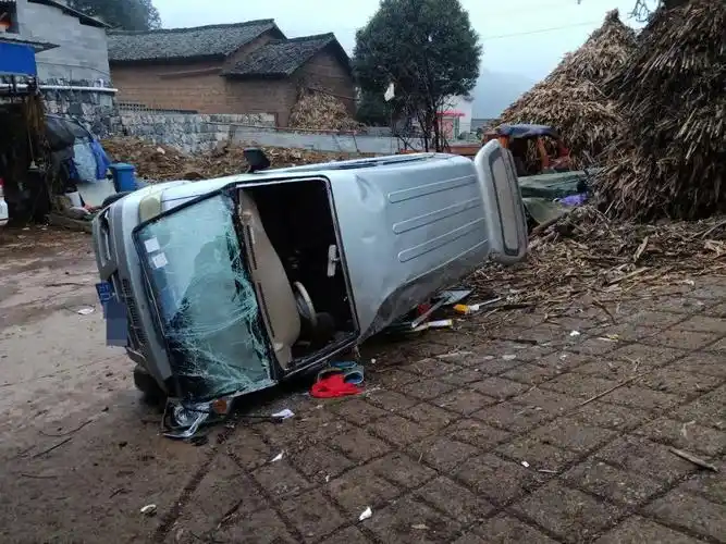 惊险错把油门当刹车面包车侧翻过程堪比电影特技