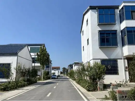 县三义寨乡的白云山村,首先映入眼帘的是一幢幢白色墙体,蓝色或砖红色