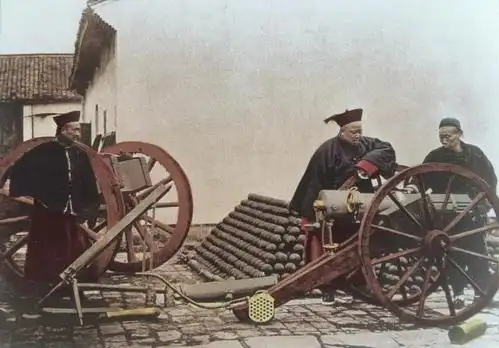 这是清军一兵工厂里的一角,堆放的炮弹和大炮,这是当时洋务运动兴建的