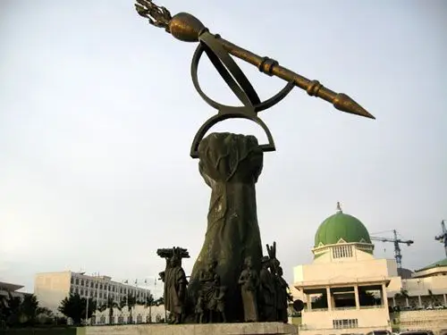 图为矗立在尼日利亚国会大厦前广场上象征尼最高立法权的权杖.