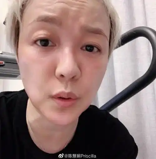 54岁陈慧娴自信晒素颜照皮肤红润粉嫩与化妆照反差明显略像男生