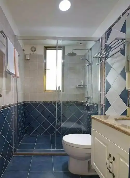 2,地砖与墙砖用不同颜色:卫生间墙砖和地砖用不同颜色铺贴,采用上浅下