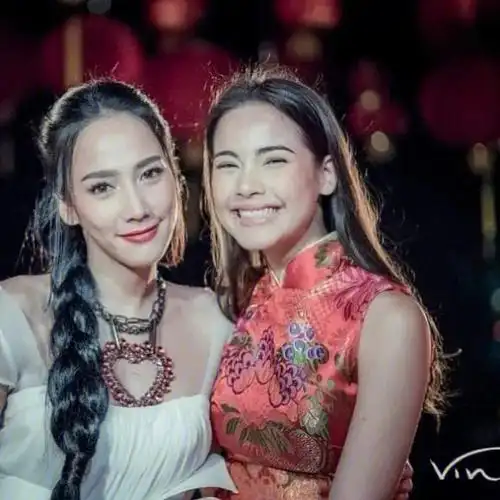 泰国一姐aump也就会设计几件衣服而已