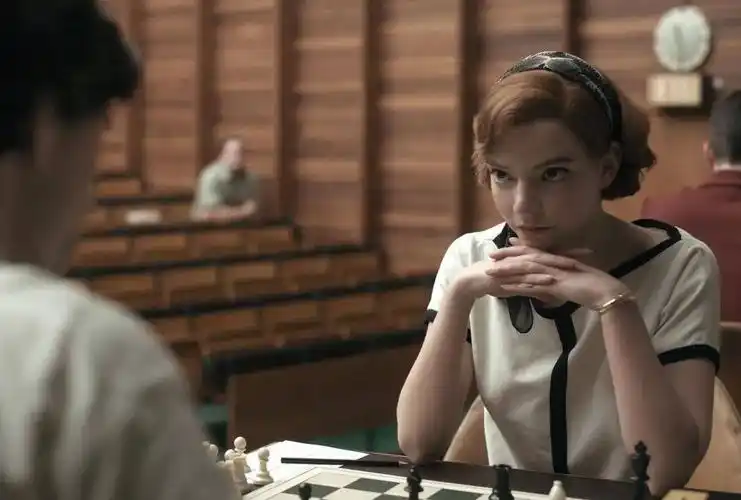 后翼弃兵不仅是年度爽剧还是最强复古时髦手册不信你看